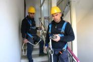 Tecnici Arno Manetti impegnati nella manutenzione di un ascensore